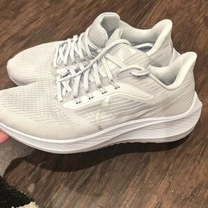 Women’s Air Zoom Pegasus 39
'Football Grey Silver'